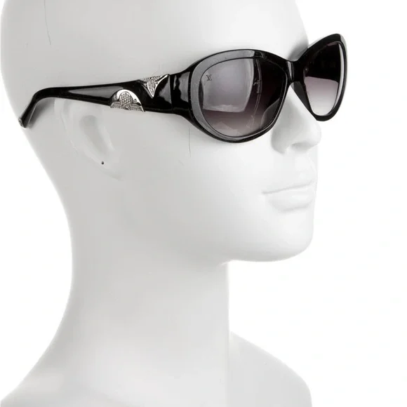 LOUIS VUITTON “IRIS” Sunnies😎 - Picture 12 of 17